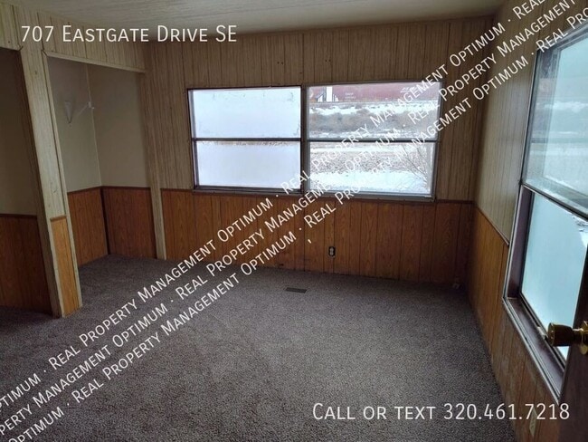 Building Photo - 707 Eastgate Dr SE
