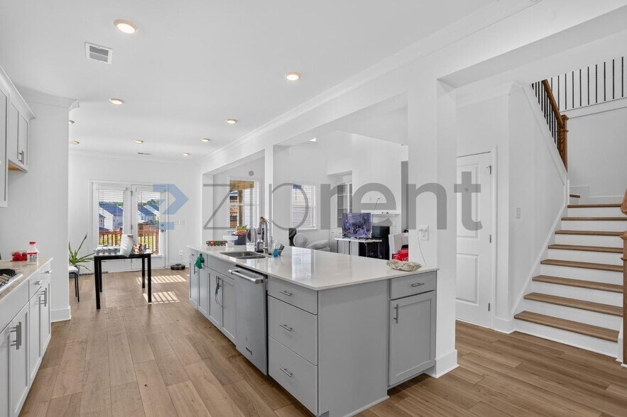 Building Photo - Unit
