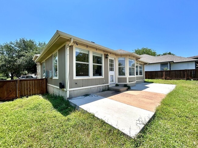Building Photo - Charming Rustic Retreat – 3 Bed, 2 Bath Si...