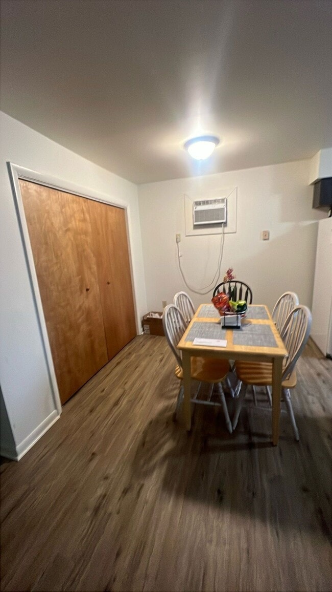 Building Photo - 558 N Plum St