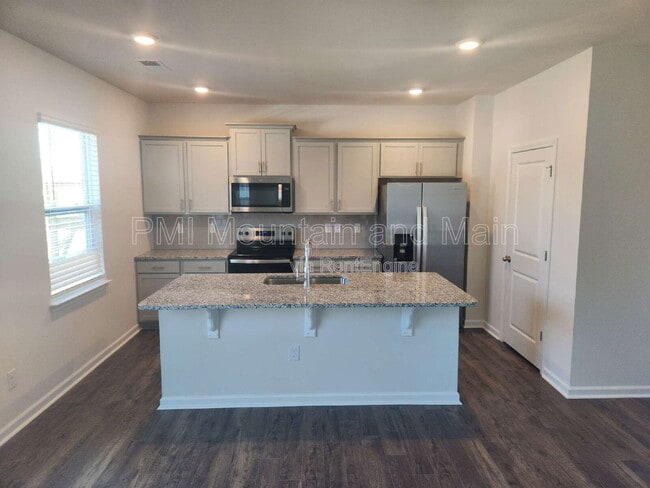 Building Photo - 568 Country Oak Dr