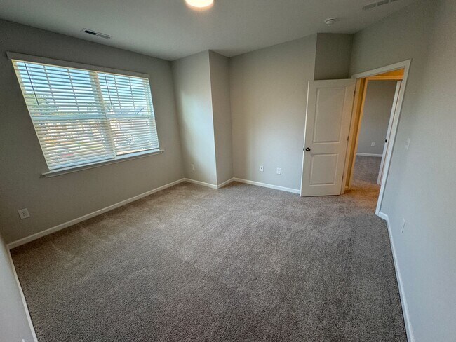 Building Photo - LIKE-NEW 4 Bed/4 Bath in N. Raleigh!