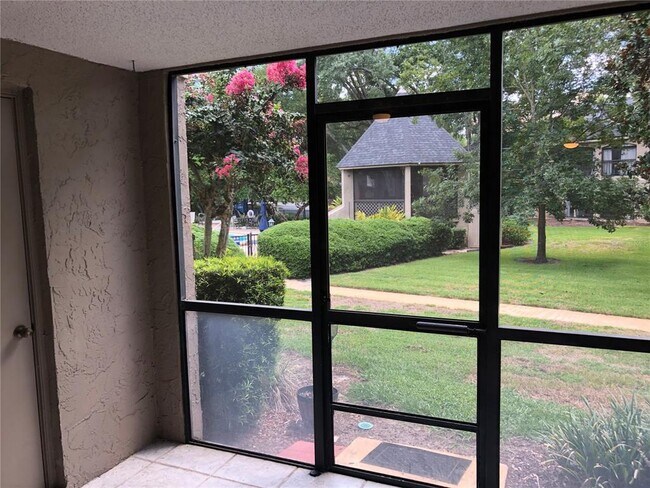 Building Photo - 1055 Kensington Park Dr