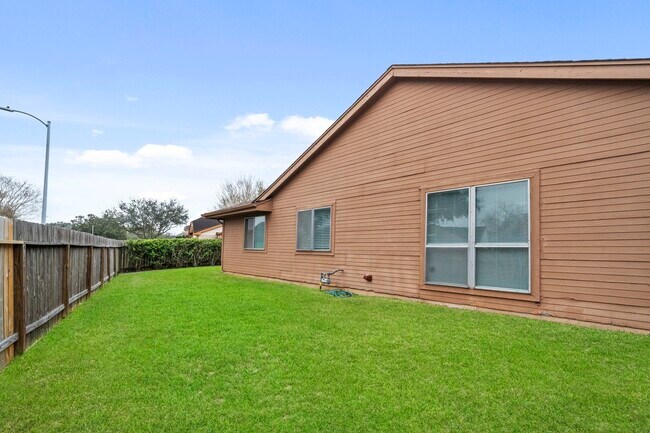 Building Photo - 2502 Planters Row