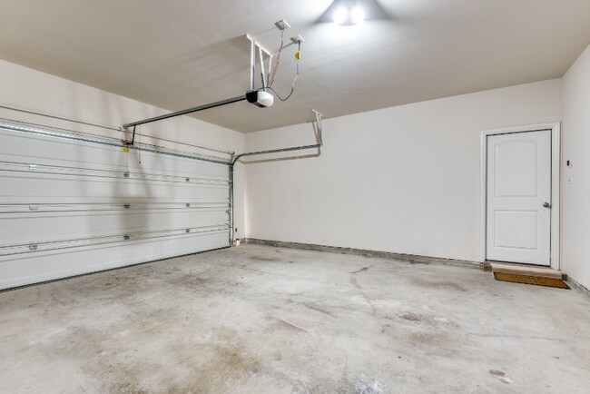 Building Photo - 2813 Castle Creek Dr