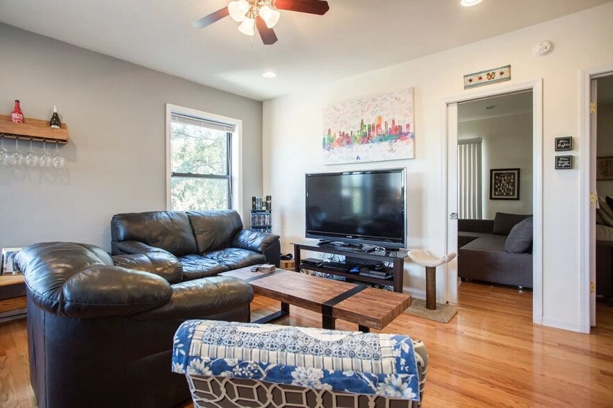 Building Photo - 4556 W Wilson Ave