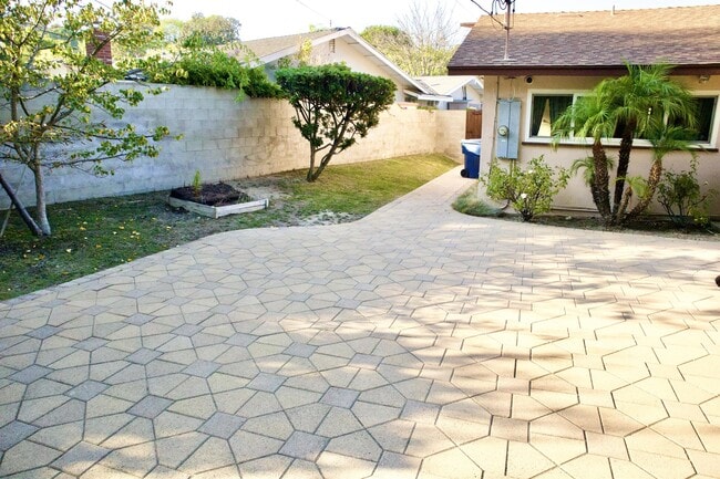 Building Photo - 26665 Whitehorn Dr