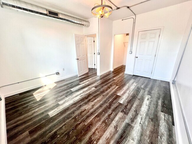 Building Photo - Beaver - Luxury 2 Bedroom, 1 Bathroom, located in downtown shopping district.