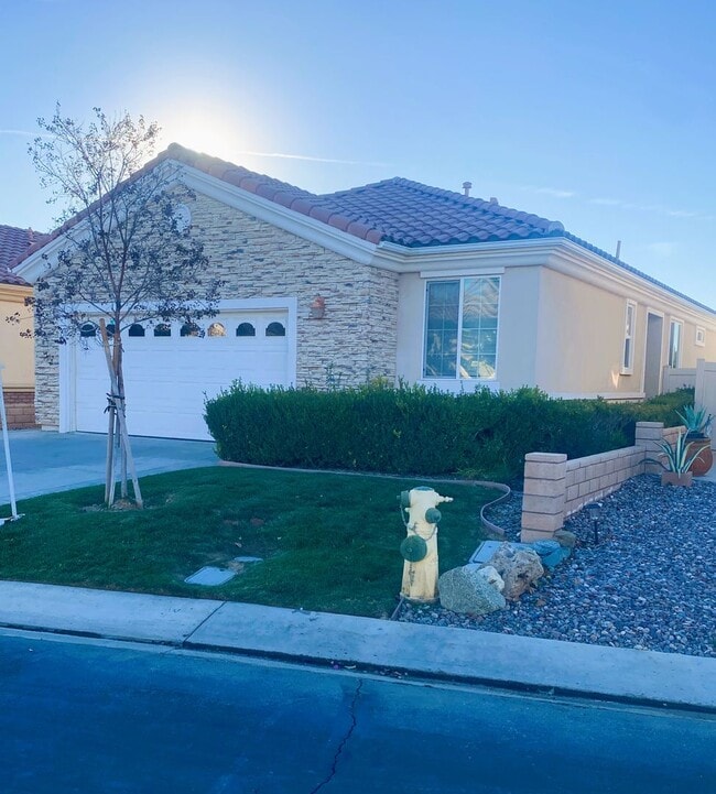 Building Photo - Sweet Senior Rental in Solera