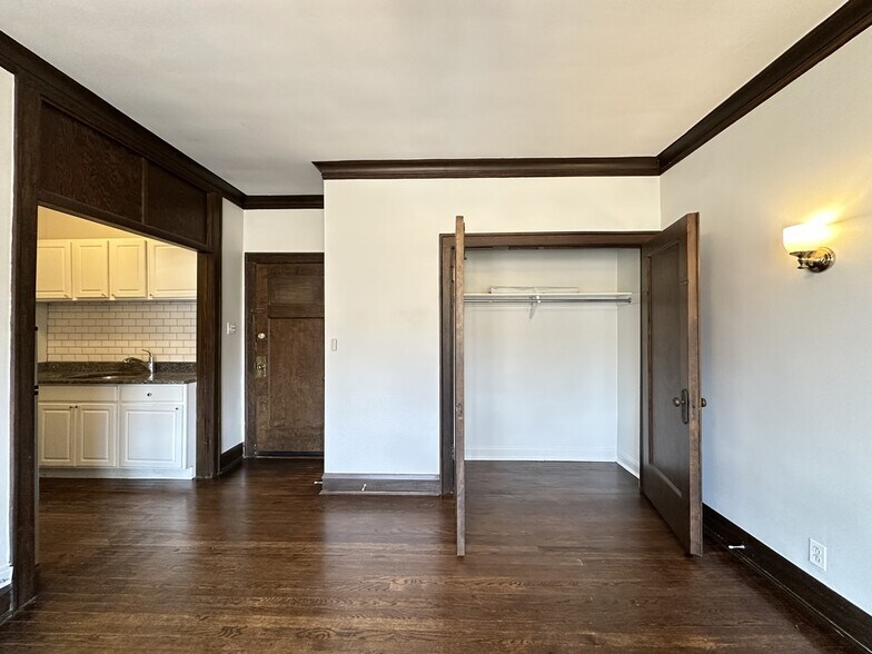 Building Photo - 1367 E 53rd St