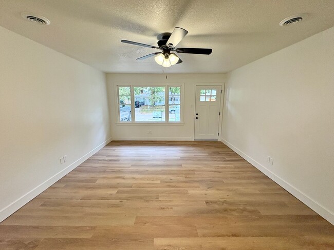 Building Photo - Newly Remodeled Home near KSU Football Sta...