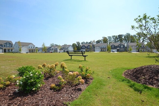 Building Photo - 588 Glen Clova Dr
