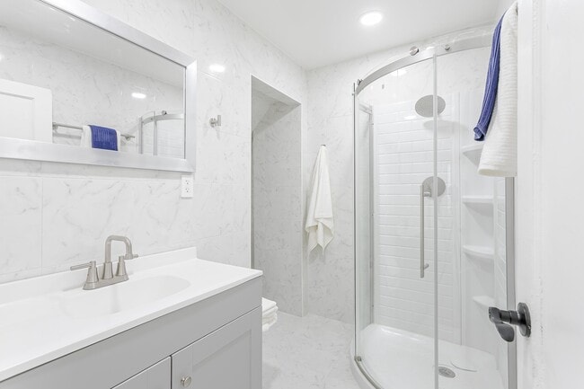 Upstairs Full Bath - 270 Benton St