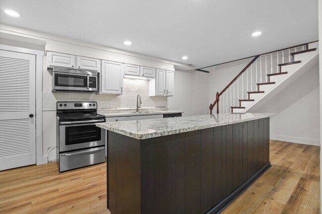 Building Photo - 6620 Upton Ln