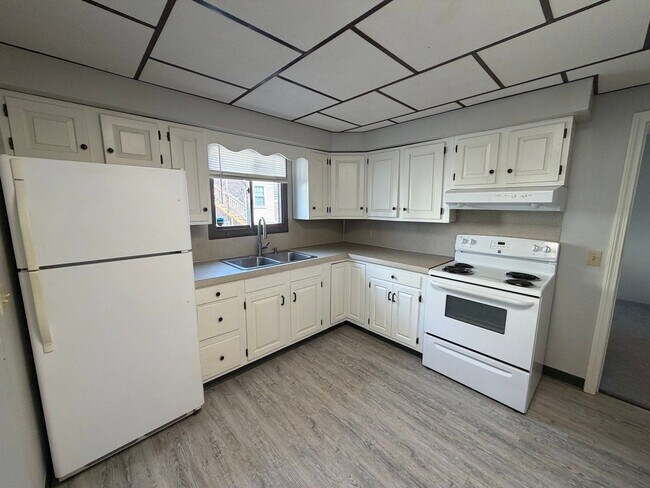 Building Photo - 10 Thompson St