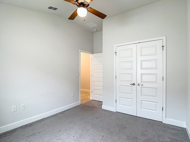 Building Photo - Welcome in to this beautiful Unfurnished -...