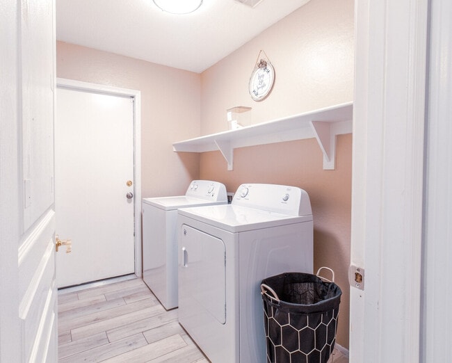 Building Photo - 1550 N Desert Willow St