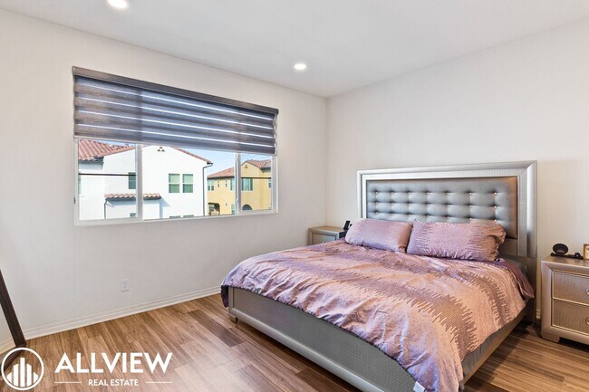 Building Photo - Bright & Upgraded 2 bedroom Anaheim Townhome in Prime Location!