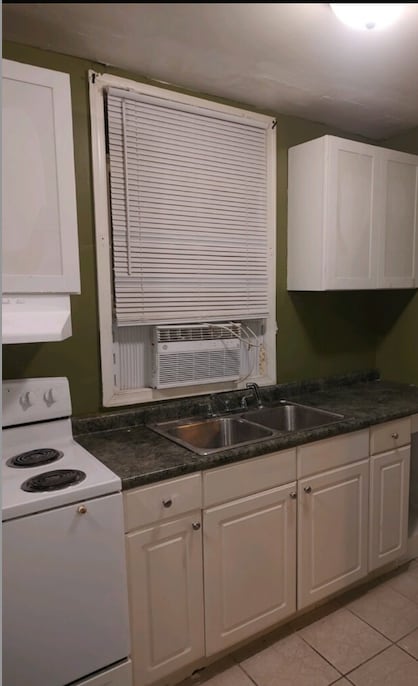 Building Photo - 642 Highland Ave SE