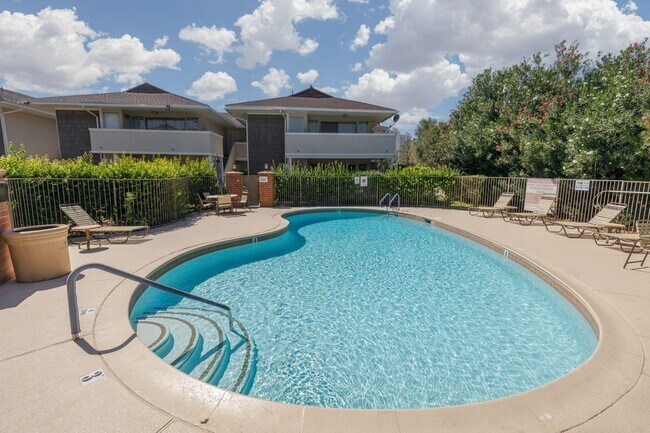 Building Photo - 1 bedroom unity in luxury guard gated community near the Strip