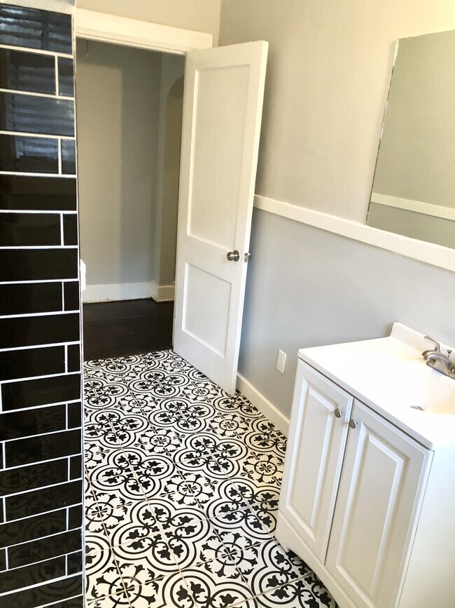 Building Photo - 743 E Parkway S