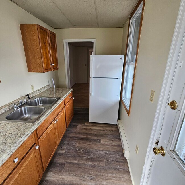 Building Photo - MOTIVATED OWNER JUST LOWERED RENT!  1 Bedroom Apartment on First Floor!