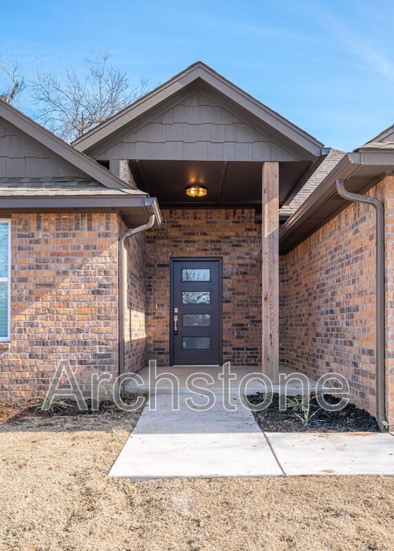 Building Photo - 2140 N Everest Ave