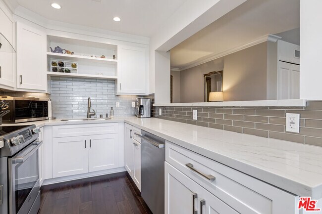 Building Photo - 11789 Montana Ave