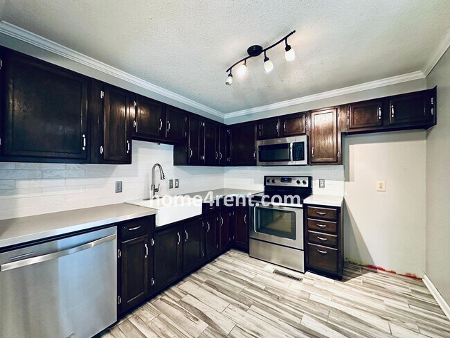 Building Photo - Overland Park Ranch w/ Wood Floors, Update...