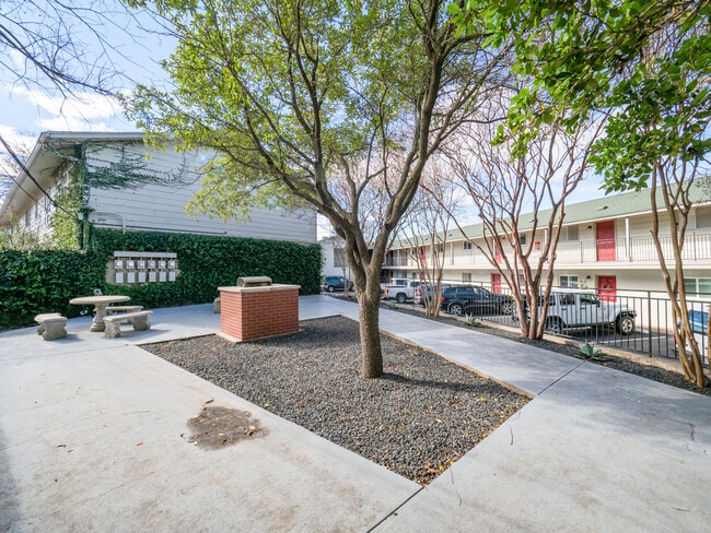 Building Photo - 2122 Hancock Dr