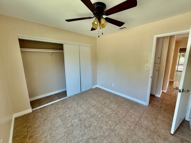 Building Photo - Large Single Story Home w/Loft