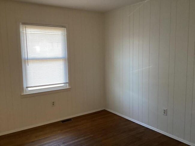 Building Photo - 242 E 35th St