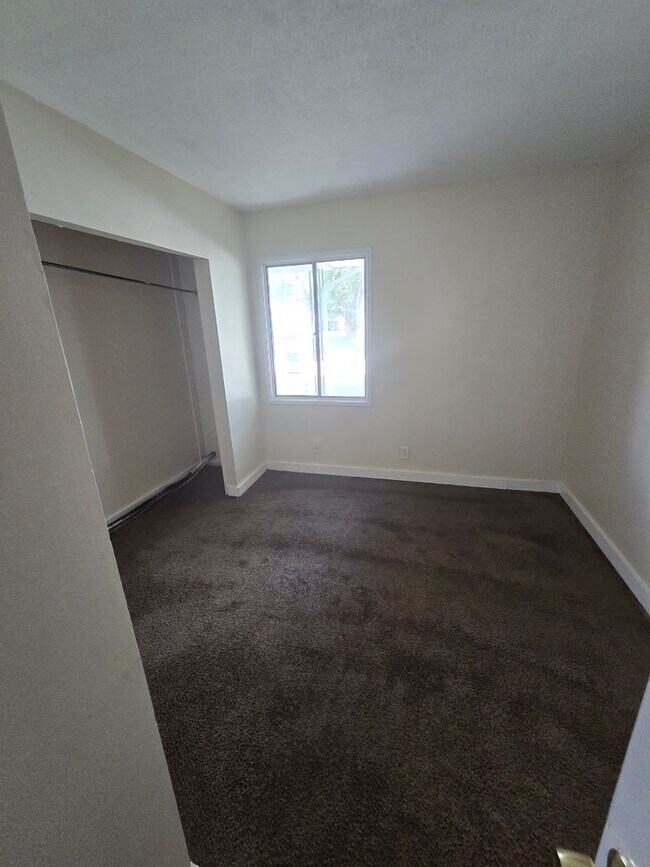 Building Photo - 4BD/1 BA nicely updated home