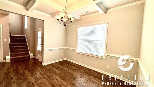 Building Photo - Spacious, Stylish & Close to It All – 3 Be...