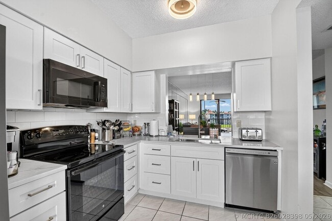 Building Photo - 6193 Pointe Regal Cir