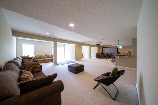 Building Photo - 727 Aster Rd