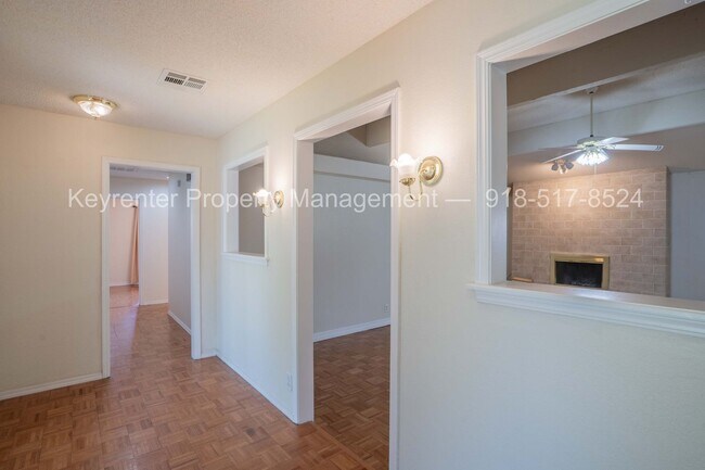 Building Photo - 3 Bed | 2 Bath in South Tulsa!