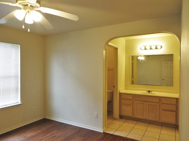 Building Photo - 2 Bedroom 2 Bathroom Unit In Georgetown