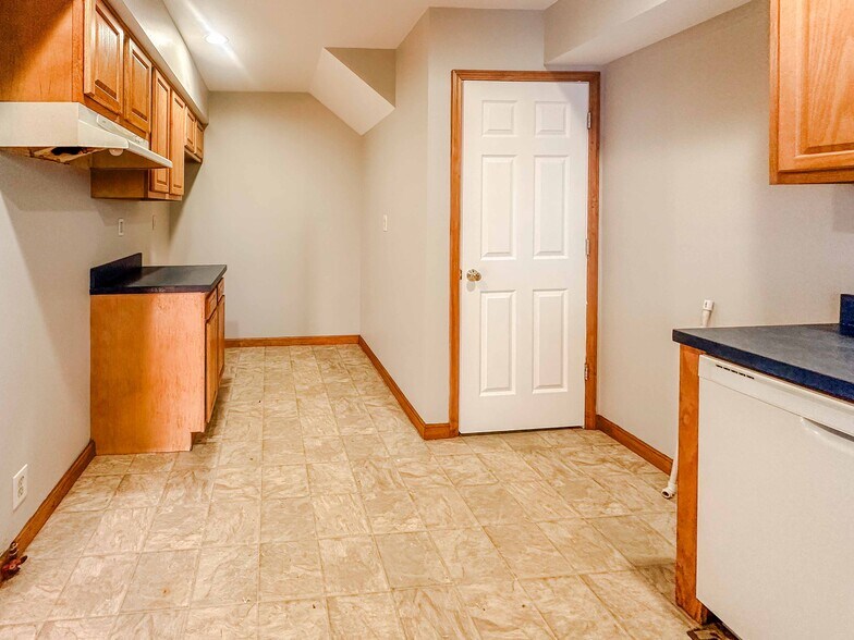 Building Photo - 4044 Asbury Dr