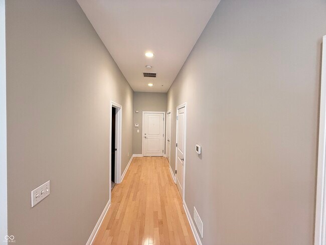 Building Photo - 350 N Meridian St