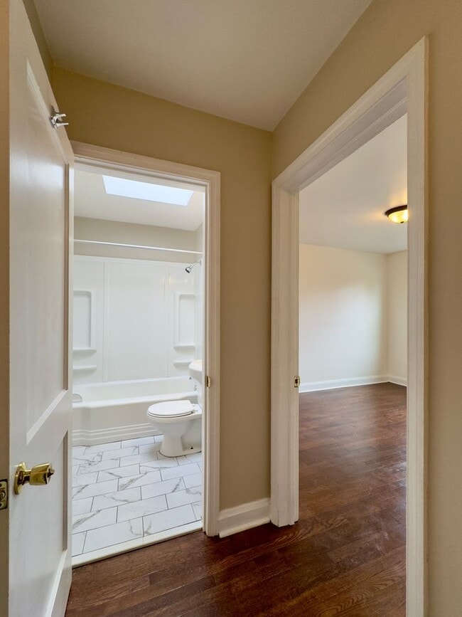 Building Photo - Charming 3 Bedroom/1.5 Bathroom in Parkvil...