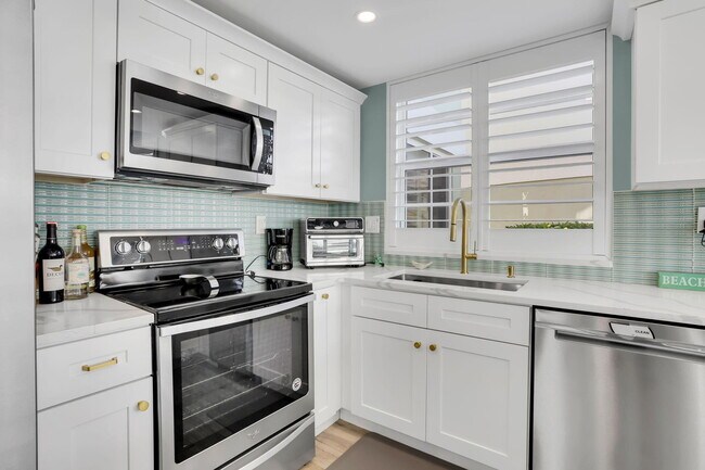 Building Photo - 320 S Ocean Blvd