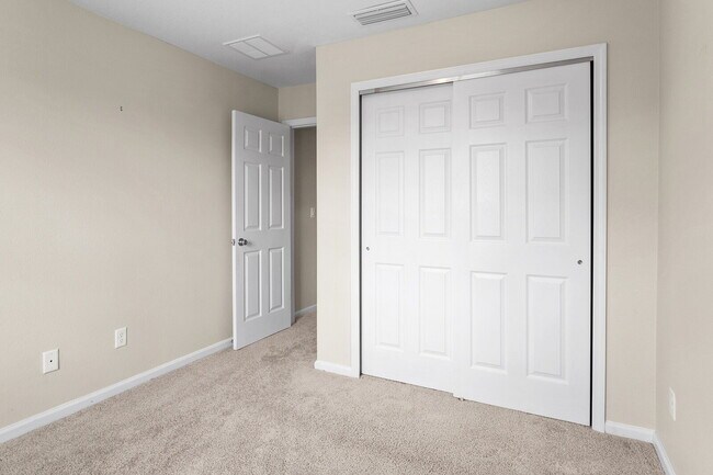 Building Photo - 3 Bedroom / 2.5 Bathroom Townhouse in the Meadows at Oakleaf
