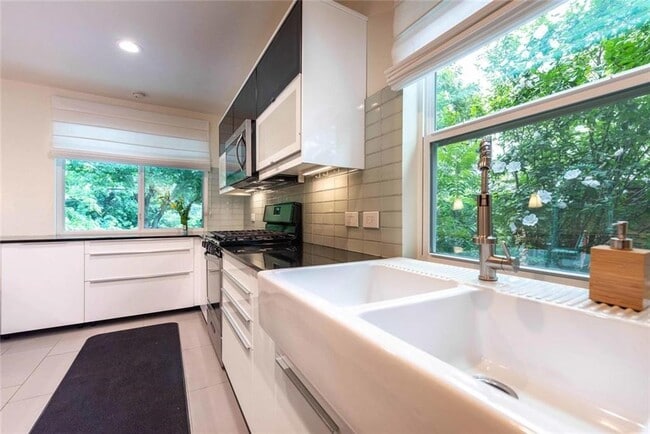 Building Photo - 3302 Catalina Dr