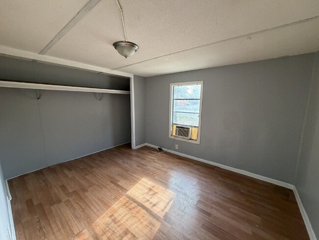 Building Photo - Cozy 2 Bedroom Mobile Home - Northside Community