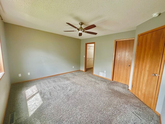 Building Photo - 3 Bed, 2 Bath Twinhome!