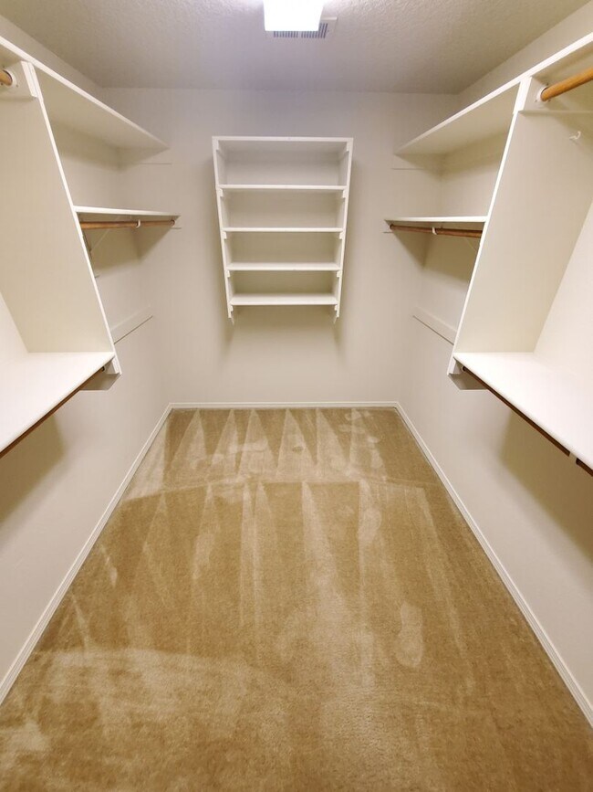 Building Photo - Stunning 2 story 2575 sq ft home- New Carpet