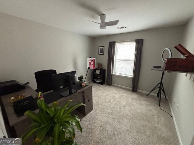 Building Photo - 518 Tulip Ln