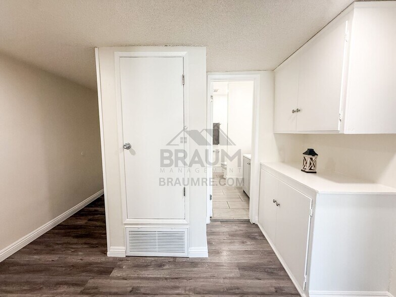 Building Photo - 6041 Whitsett Ave