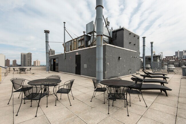 Building Photo - 1309 N Wells St